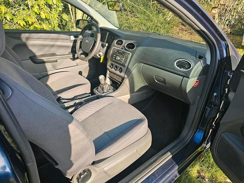 Second-hand Ford Focus 81 CP (59 kW) 2006 Albastru Hatchback