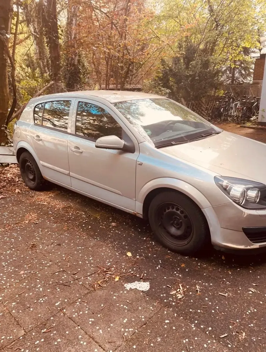 Używany Opel Astra 90 KM (66 kW) 2007 Srebrny Sedan/Limuzyna