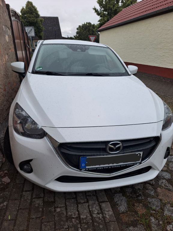Weiß Gebraucht 2015 Mazda 2 Exclusive-Line Limousine | 8.400 € (Fairer Preis) - Bild 1/4