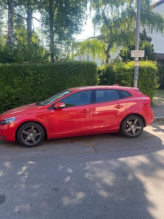 Gebraucht Volvo V40 Kinetic 122 PS (89 kW) 2018 Rot Kombi