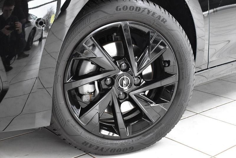 Gebraucht Opel Corsa 101 PS (74 kW) 2024 Karbon schwarz met. Kleinwagen