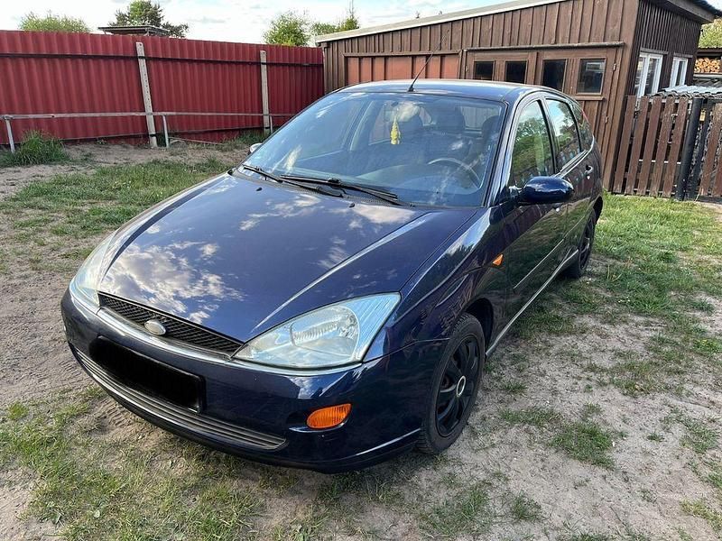 Blau Gebraucht 2002 Ford Focus Limousine | 900 € (Guter Preis) - Bild 1/4