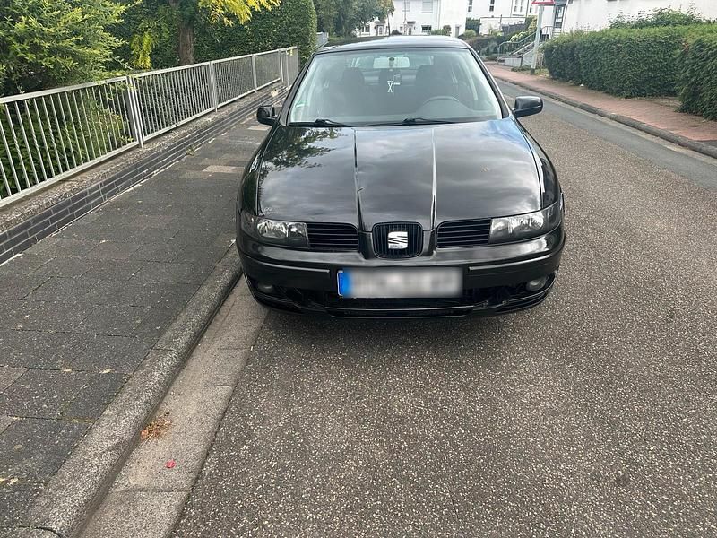 Schwarz Gebraucht 2003 Seat Leon Kleinwagen | 450 € (Superpreis) - Bild 1/4