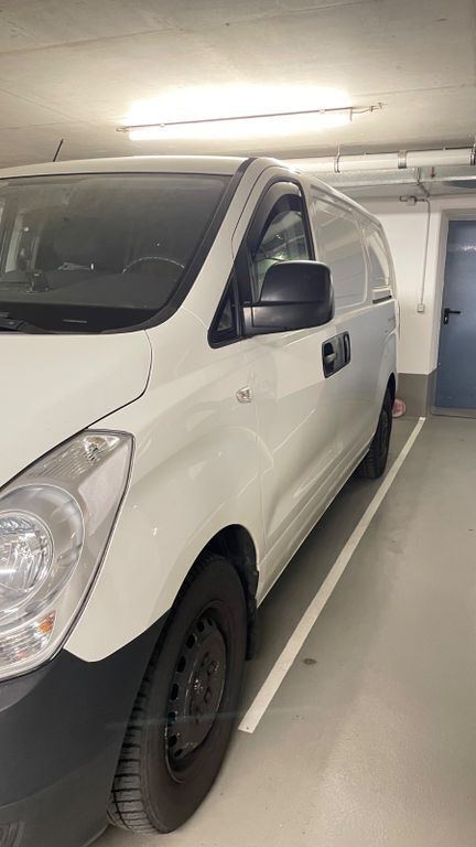Weiß Gebraucht 2010 Hyundai H-1 Van / Kleinbus | 9.999 € - Bild 1/4