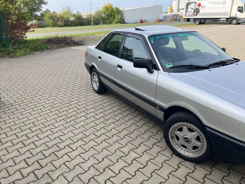 Second-hand Audi 80 Basis 90 CP (66 kW) 1990 Argintiu Berlinǎ
