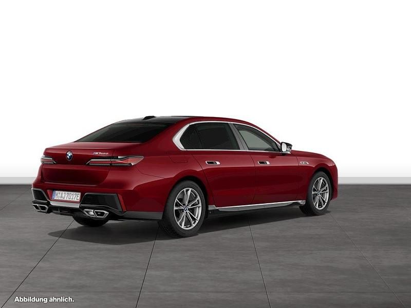 Gebraucht BMW M760e 571 PS (419 kW) 2025 Rot Limousine