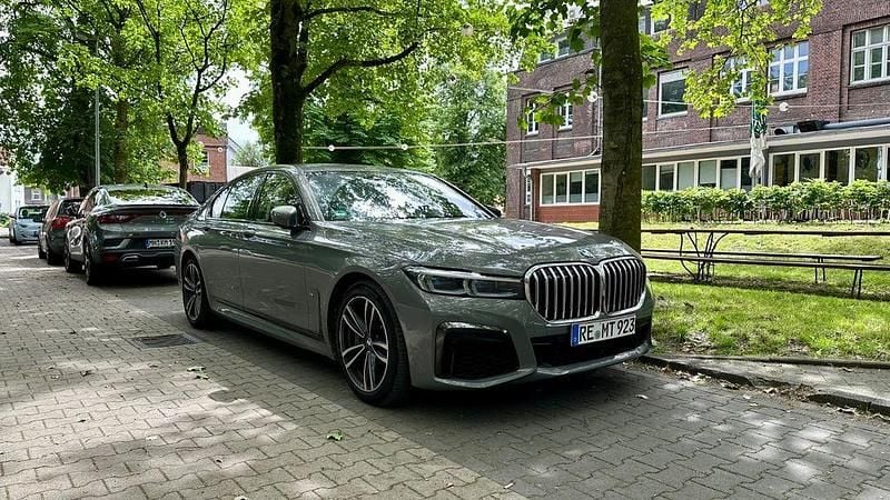 Grau Gebraucht 2021 BMW 750 Executive Limousine | 54.399 € (Fairer Preis) - Bild 1/4