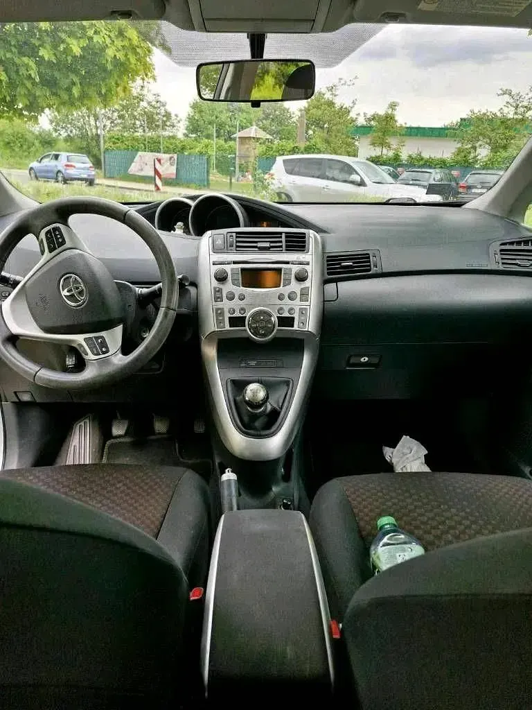 Gebraucht Toyota Verso 129 PS (94 kW) 2010 Silber Van / Kleinbus