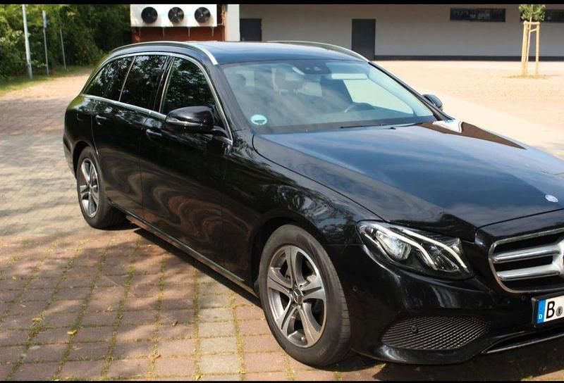 Gebraucht Mercedes E220 Avantgarde 194 PS (142 kW) 2017 Schwarz Limousine