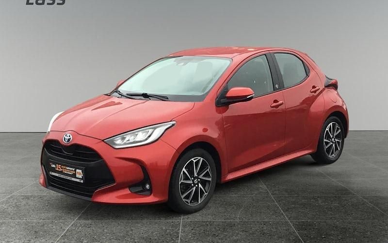 Rot Gebraucht 2022 Toyota Yaris Hybrid Team Limousine | 17.630 € (Fairer Preis) - Bild 1/4