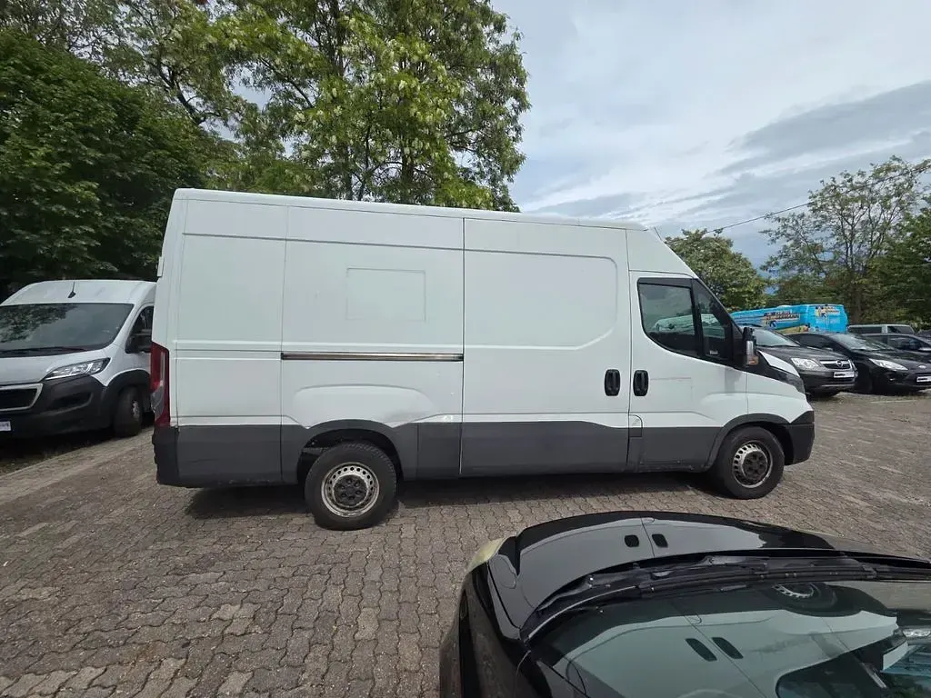 Second-hand Iveco Daily 156 CP (114 kW) 2018 Alb Monovolum
