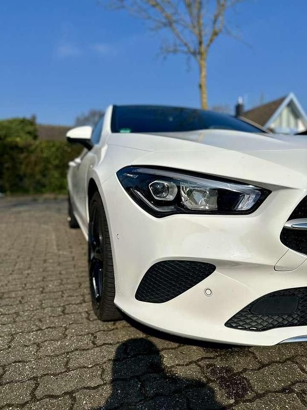 Weiß Gebraucht 2020 Mercedes CLA180 Limousine | 19.000 € (Superpreis) - Bild 1/4