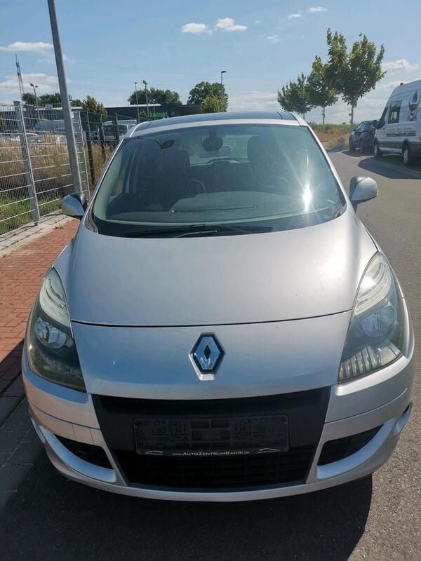 Silber Gebraucht 2011 Renault Mégane III Limousine | 3.690 € (Guter Preis) - Bild 1/4