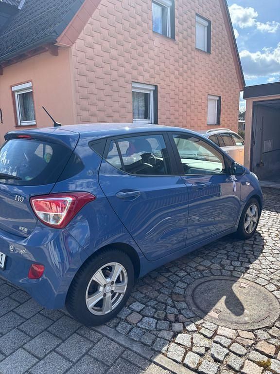 Gebraucht Hyundai i10 Edition 87 PS (63 kW) 2015 Blau Kleinwagen