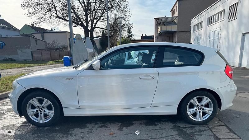 Gebraucht BMW 116 122 PS (89 kW) 2011 Weiß Kleinwagen