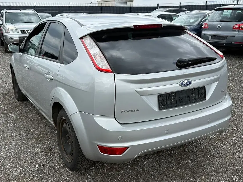 Gebraucht Ford Focus 109 PS (80 kW) 2010 Silber Limousine