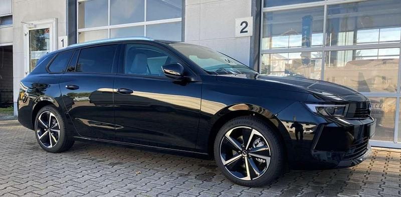 Karbon schwarz metallic Gebraucht 2023 Opel Astra Kombi | 27.490 € (Teuer) - Bild 1/4