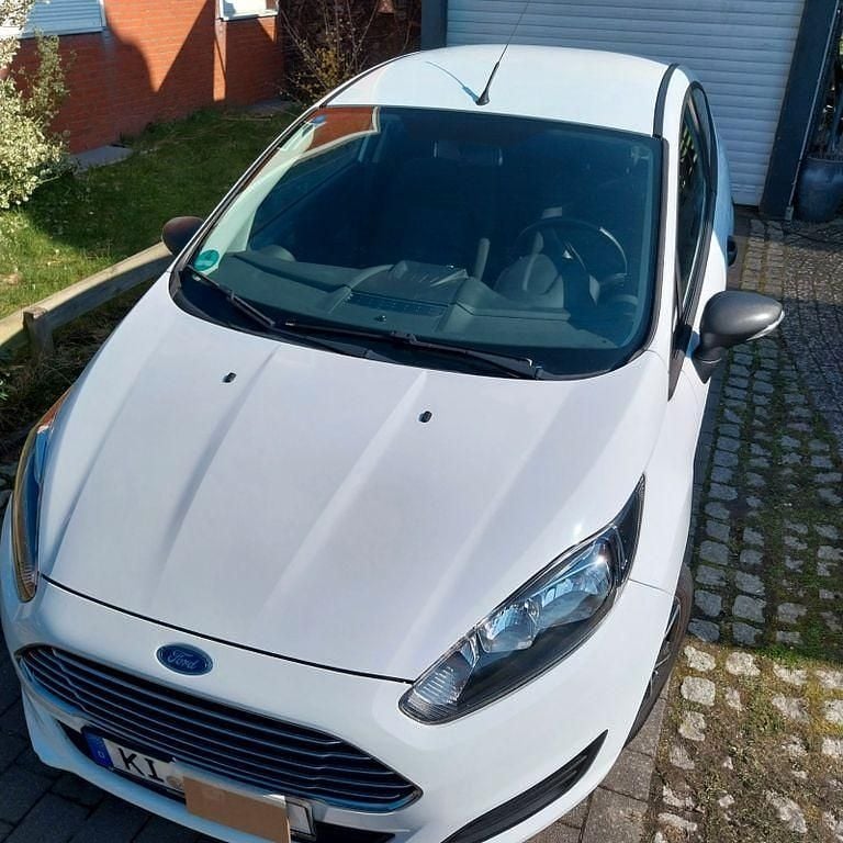 Gebraucht Ford Fiesta Ambiente 60 PS (44 kW) 2015 Weiß Kleinwagen