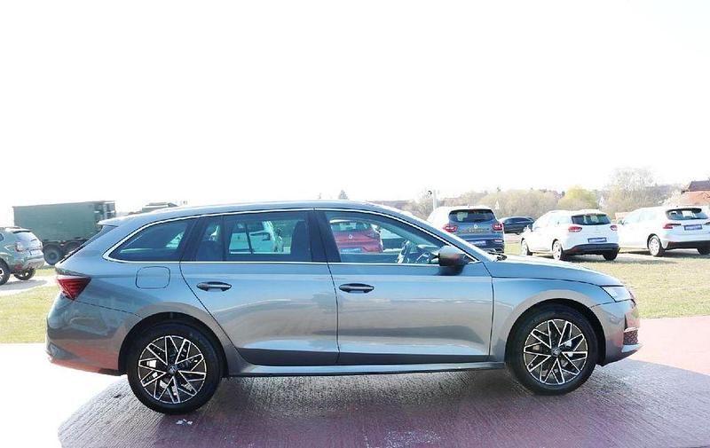 Neu Skoda Octavia Selection 150 PS (110 kW) 2025 Grau Kombi