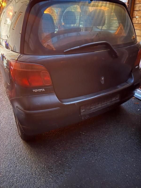 Schwarz Gebraucht 2004 Toyota Yaris Kleinwagen | 550 € (Guter Preis) - Bild 1/4