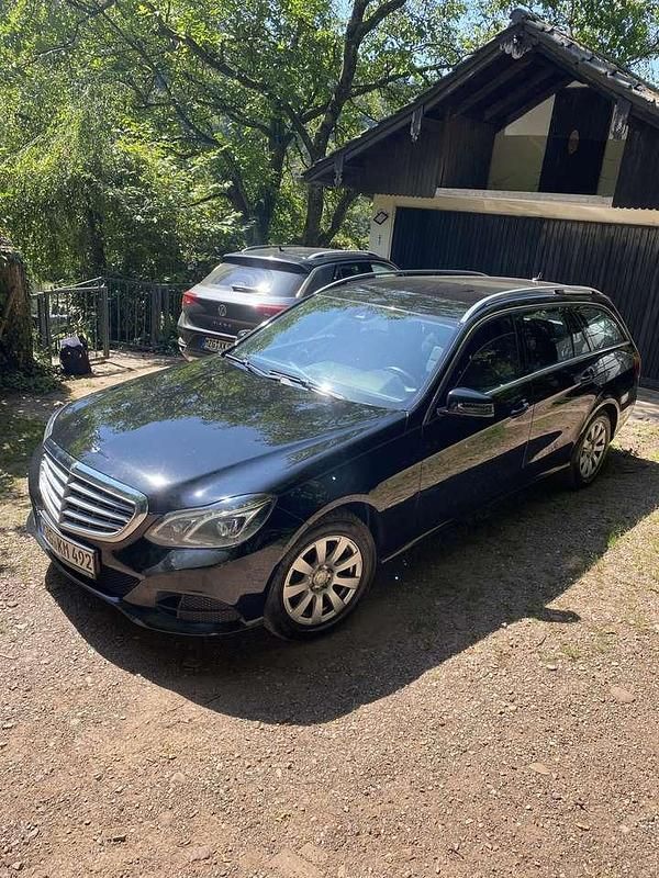 Schwarz Gebraucht 2014 Mercedes E250 Kombi | 11.200 € (Guter Preis) - Bild 1/4