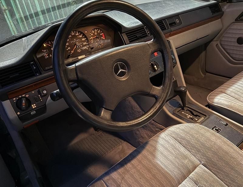 Gebraucht Mercedes E230 134 PS (98 kW) 1992 Limousine