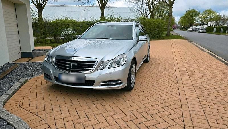 Gebraucht Mercedes E300 209 PS (153 kW) 2013 Silber Kombi