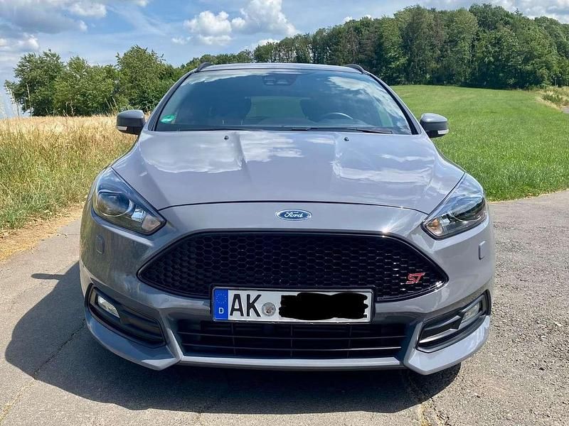 Grau Gebraucht 2015 Ford Focus ST Kombi | 12.000 € (Fairer Preis) - Bild 1/4