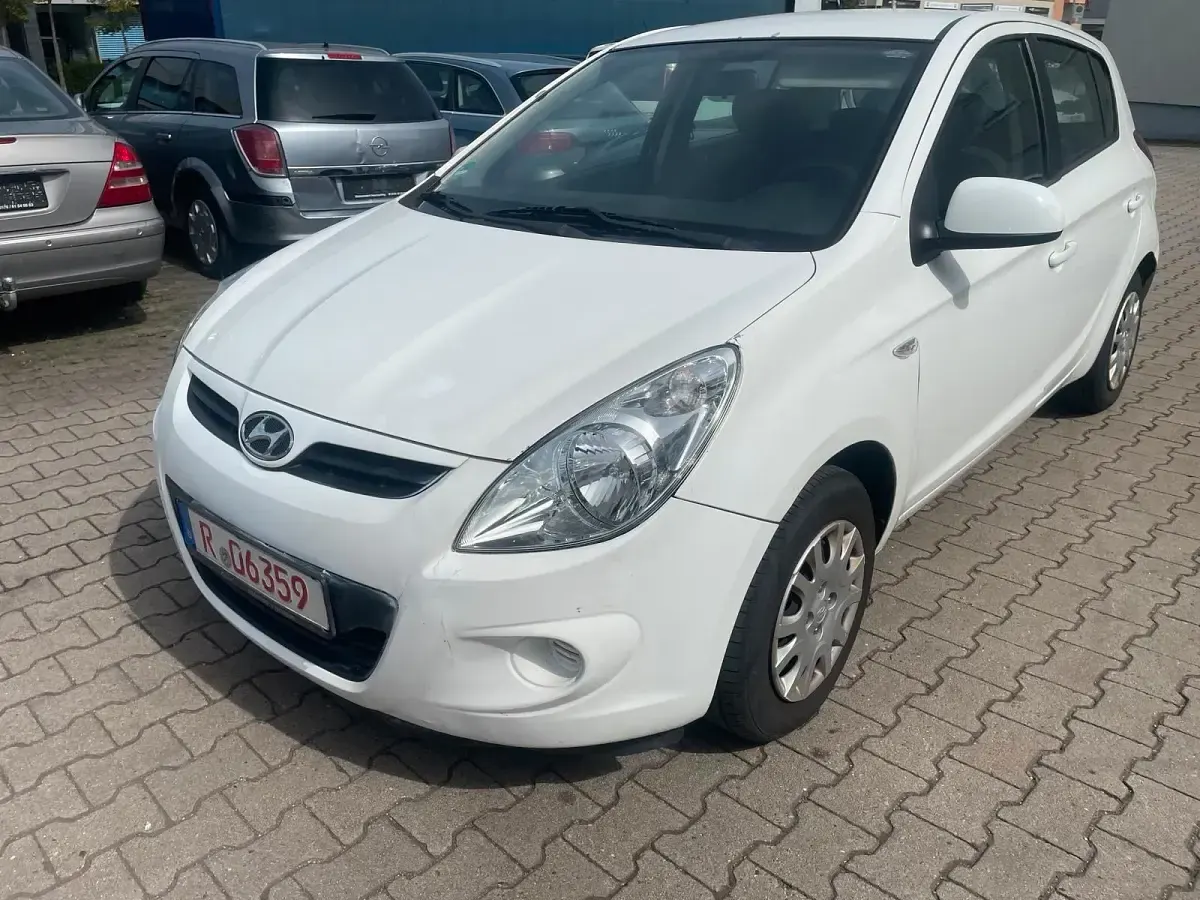 Gebraucht Hyundai i20 78 PS (57 kW) 2011 Weiß Kleinwagen