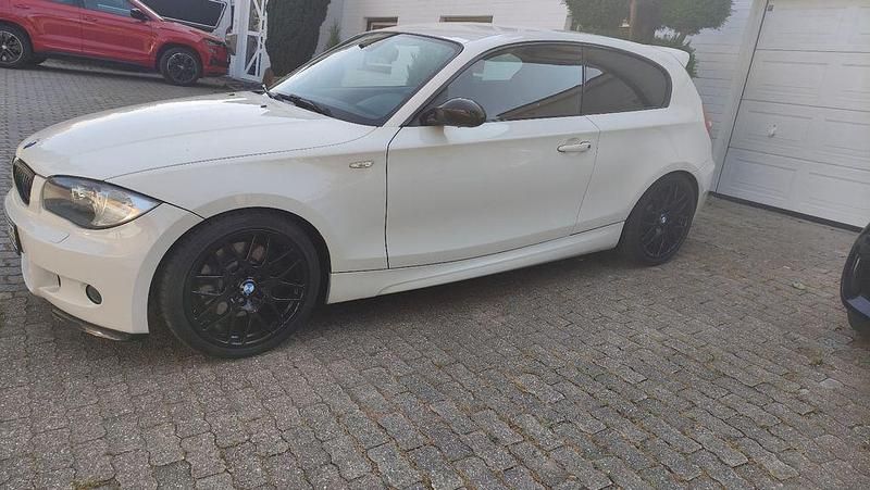Weiß Gebraucht 2007 BMW 130 M Sport Kleinwagen | 15.555 € - Bild 1/4