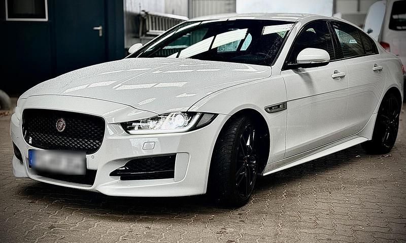 Weiß Gebraucht 2016 Jaguar XE R-Sport Limousine | 15.500 € (Fairer Preis) - Bild 1/4