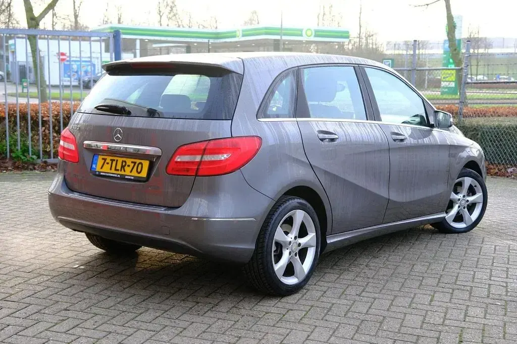 Gebraucht Mercedes B180 Ambition 122 PS (89 kW) 2014 Grau Kleinwagen