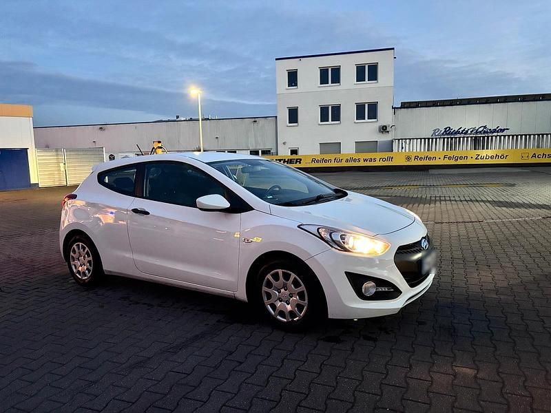 Gebraucht Hyundai i30 99 PS (72 kW) 2013 Weiß Coupé