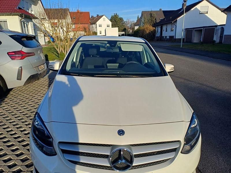Gebraucht Mercedes B180 109 PS (80 kW) 2017 Weiß Van / Kleinbus