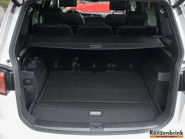 Gebraucht VW Touran Highline 150 PS (110 kW) 2024 Weiß (pure white schwarz) Van / Kleinbus