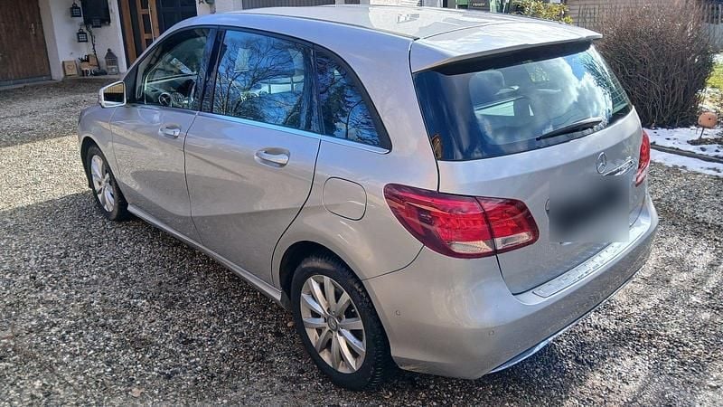 Gebraucht Mercedes B180 109 PS (80 kW) 2015 Silber Van / Kleinbus