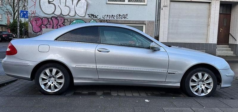 Silber Gebraucht 2005 Mercedes CLK200 Elegance Coupé | 6.750 € - Bild 1/4