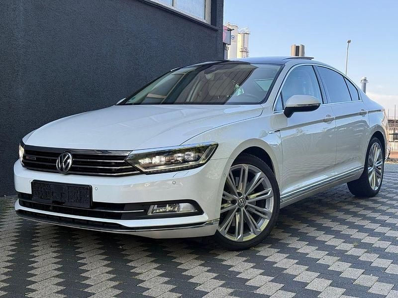 Weiß Gebraucht 2015 VW Passat R-line Limousine | 21.800 € (Teuer) - Bild 1/4