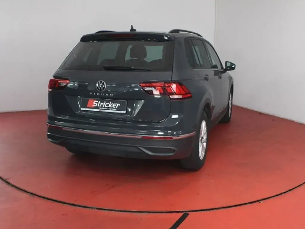 Gebraucht VW Tiguan Life 150 PS (110 kW) 2022 Uranograu SUV