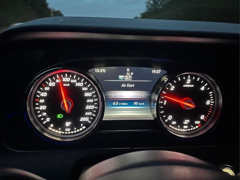 Weiß Gebraucht 2017 Mercedes E200 Kombi | 18.800 € (Fairer Preis) - Bild 1/4