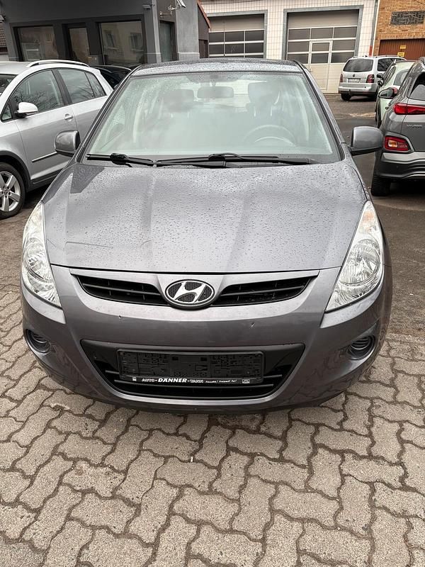 Gebraucht Hyundai i20 77 PS (56 kW) 2012 Grau Kleinwagen