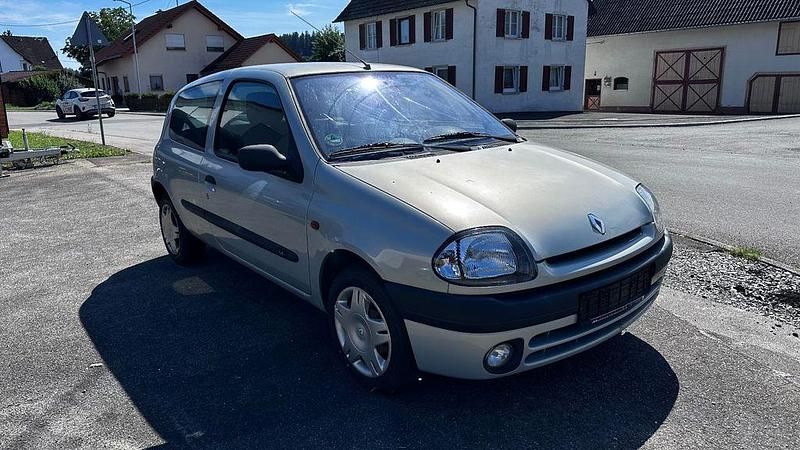 Silber Gebraucht 1999 Renault Clio II Limousine | 1.000 € (Fairer Preis) - Bild 1/4