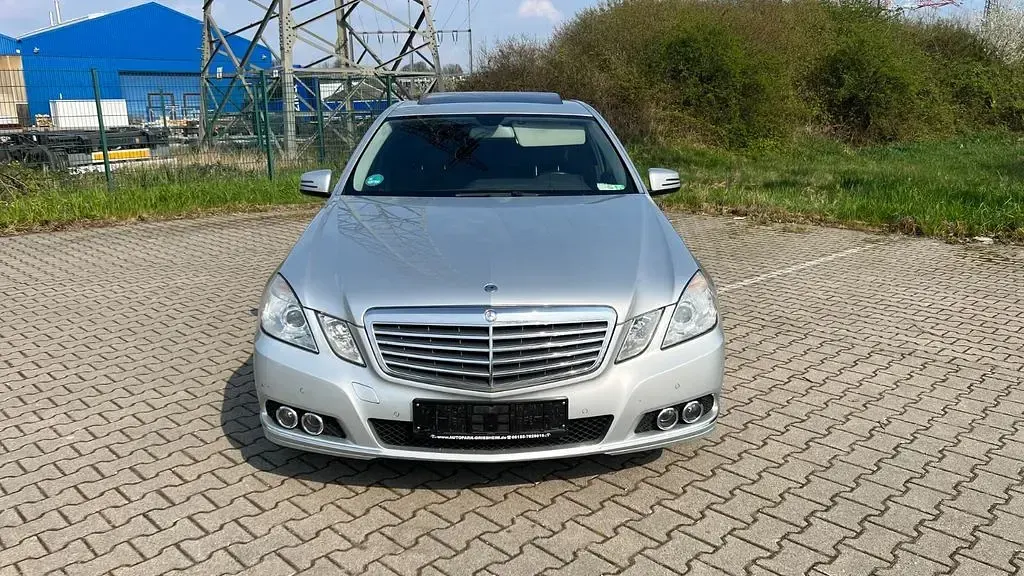 Usado Mercedes E220 Elegance 170 CV (125 kW) 2011 Plateado Berlina