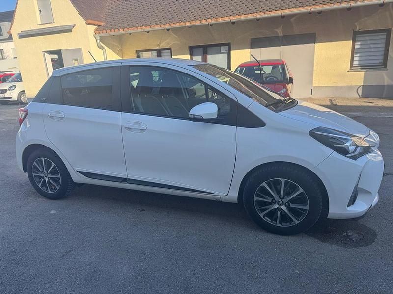 Gebraucht Toyota Yaris Club 111 PS (81 kW) 2019 Weiß Limousine