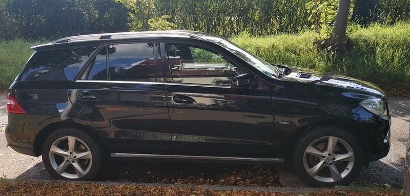 Schwarz Gebraucht 2012 Mercedes ML350 SUV | 18.400 € (Guter Preis) - Bild 1/4