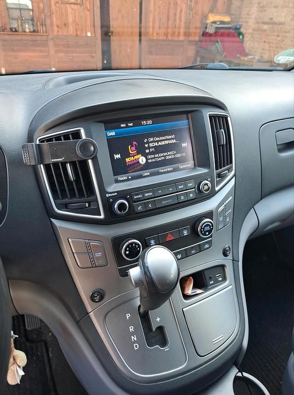 Gebraucht Hyundai H-1 170 PS (125 kW) 2017 Grau Van / Kleinbus