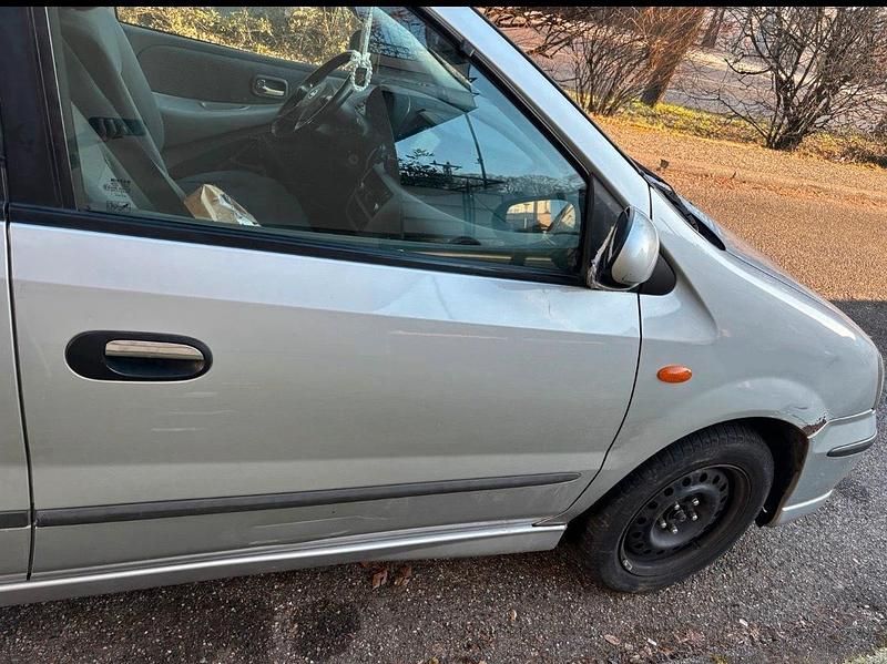 Gebraucht Nissan Almera Tino 116 PS (85 kW) 2005 Silber Van / Kleinbus