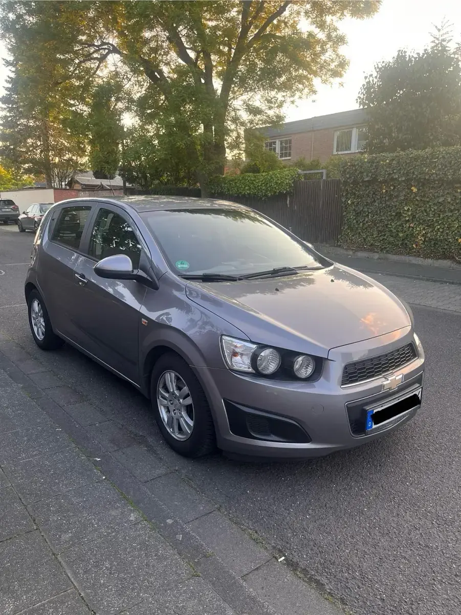 Gebraucht Chevrolet Aveo 95 PS (69 kW) 2012 Grau Kleinwagen