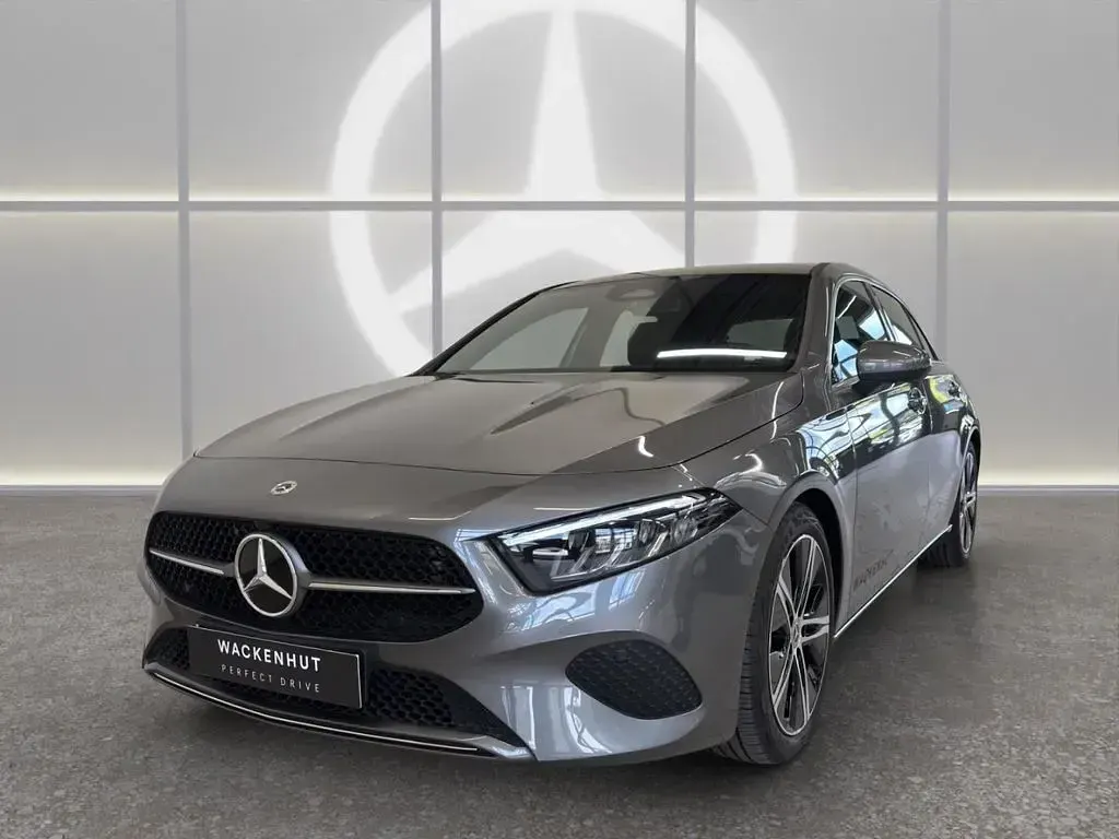 Gebraucht Mercedes A200 Advanced Plus 163 PS (119 kW) 2026 Grau Limousine
