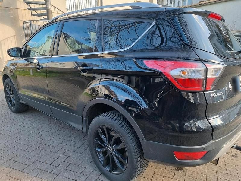 Gebraucht Ford Kuga 150 PS (110 kW) 2017 Schwarz SUV